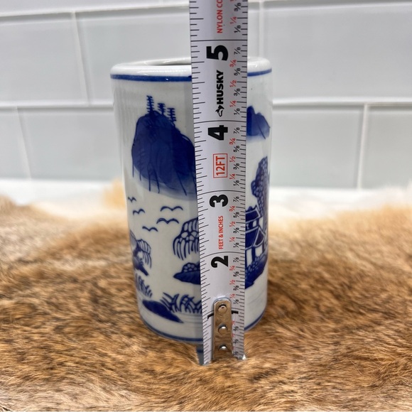 Blue and White Porcelain Chinoiserie Brush Pots Tulip Village Motif Vase 4.75” T - Picture 7 of 9